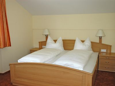 Schlafzimmer mit Doppelbett
